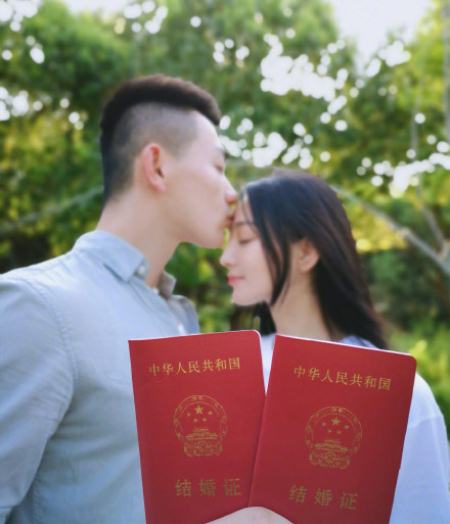 張馨予結(jié)婚 張馨予老公何捷背景介紹