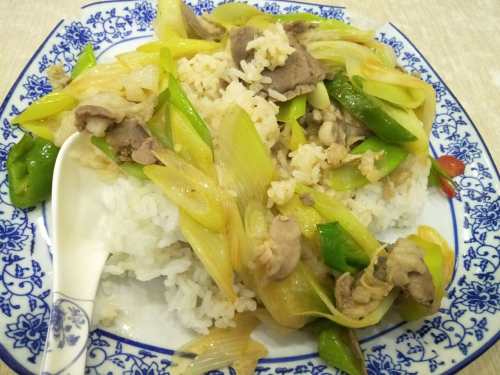 蔥爆羊肉蓋澆飯的做法 寒冷冬季首選美食