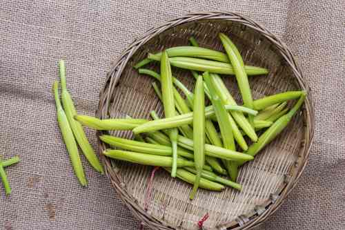 澆汁黃花菜的做法 人見(jiàn)人愛(ài)的一款美食