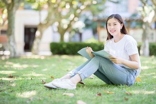 大學生英文自我介紹（中英文互譯）