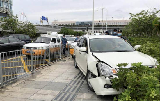 深圳一“黑車”司機(jī)逆行沖撞執(zhí)法車輛