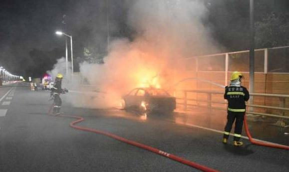 廣深高速一小車起火 整車燒剩骨架